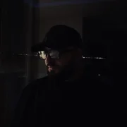 MARINICHEV, ARTEM HARVI - В комнате темно